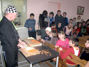 Шеф повара поделились рецептом приготовления "кордон-блю" с Ошмянским интернатом