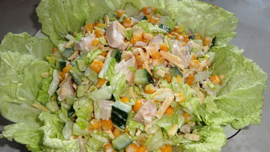 легкий салат из капусты с курицей