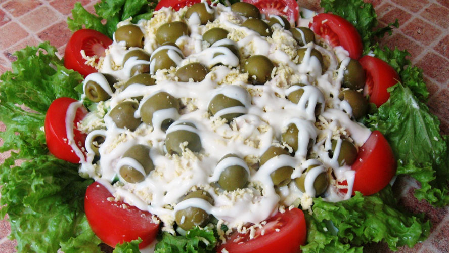 вкусный салат с оливками