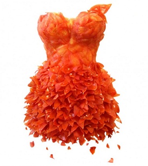 Это платье сделано из настоящих помидоров