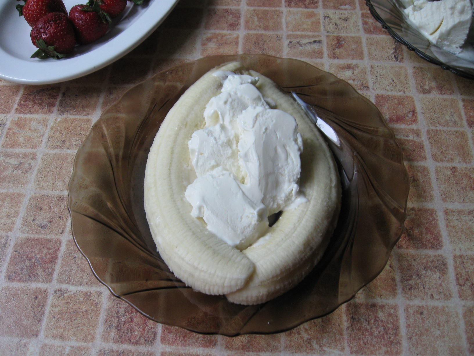 Банановый сплит с мороженым «Антошка»