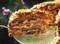 Медовый торт с черносливом и орехами 