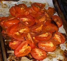 Салат из запеченных баклажанов, помидоров и перца. Разрезанные на кусочки помидоры.