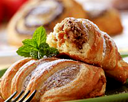 Слоеные пирожки с орехами и вареной сгущенкой