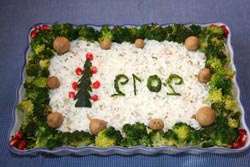 Хорошее угощение на праздник Рождественский салат 2012