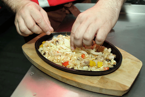 шестой шаг приготовления Тепаньяки с рисом и курицей 