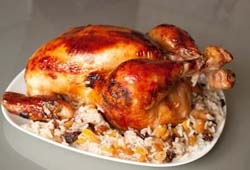 Новогодняя курица фаршированная рисом с финиками запеченная в духовке 