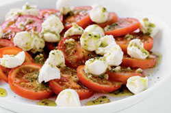 Романтический салат капрезе из овощей и сыра