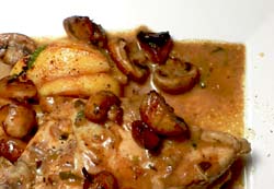 Вкусное блюдо из курицы с грибами в сметанном соусе