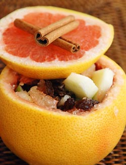 Запечены грейпфрут с начинкой для романтического меню 